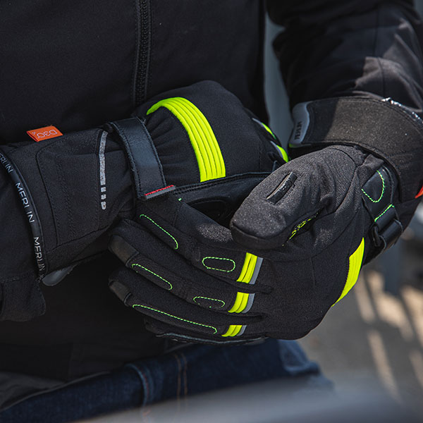 merlin_leather-textile-gloves_tess-2_black-yellow_lifestyle-15.jpg
