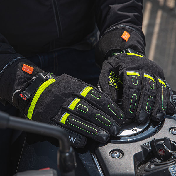 merlin_leather-textile-gloves_tess-2_black-yellow_lifestyle-8.jpg