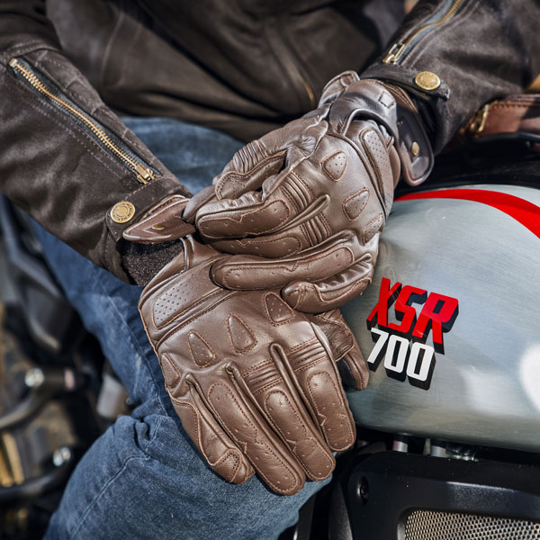 merlin_leather_gloves_finlay_brown_lifestyle3.jpg