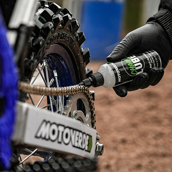 motoverde_ptfe-chain-lube_lifestyle1.jpg