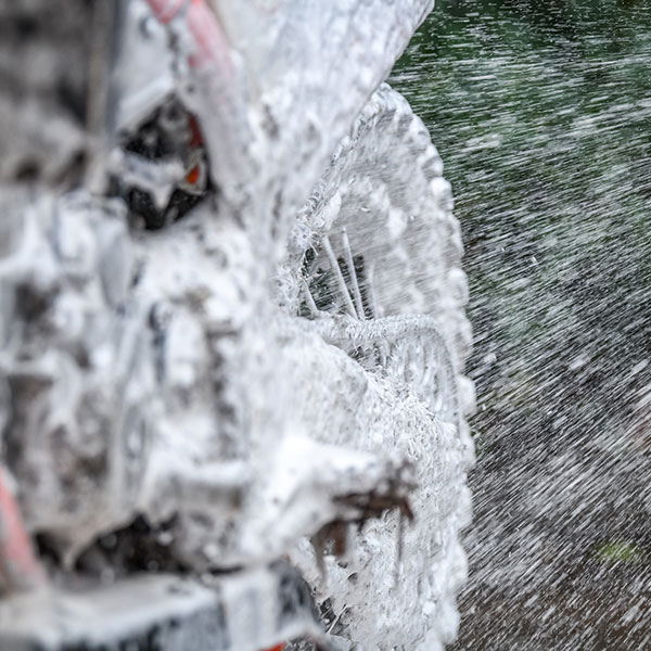 muc-off_cleaner_snow-foam_lifestyle1.jpg