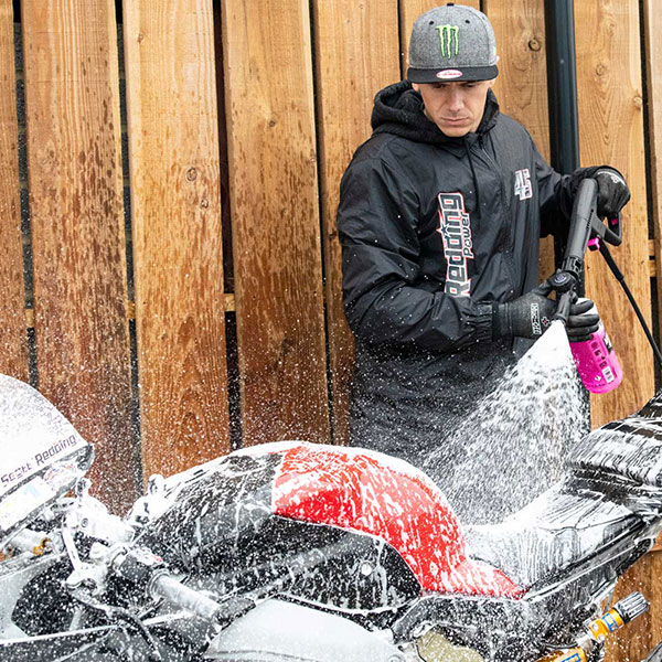 muc-off_cleaning-accessory_pressure-washer-bundle_life-style-1.jpg