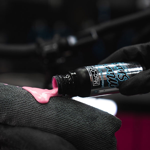 muc-off_motorcycle-cleaning-products_miracle-shine-polish_100ml_lifestyle1.jpg