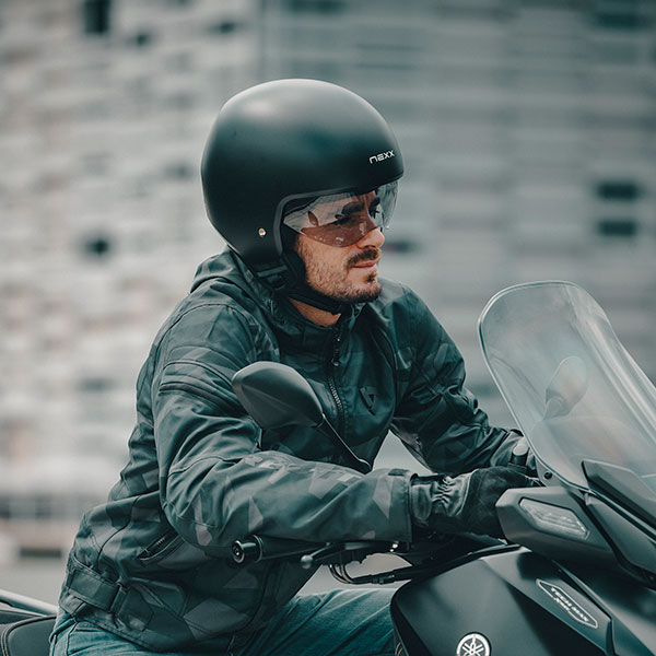 nexx-helmets_y10_core_matt-black_lifestyle1.jpg