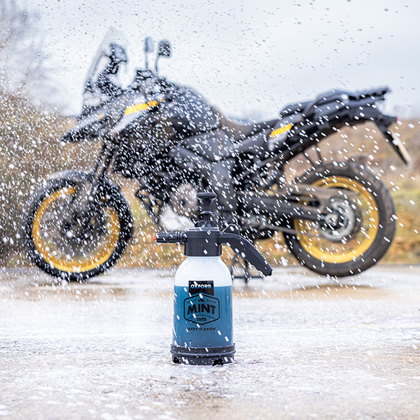 oxford-product_mint-cleaning-products_snow-foam-spray-bottle_lifestyle1.jpg