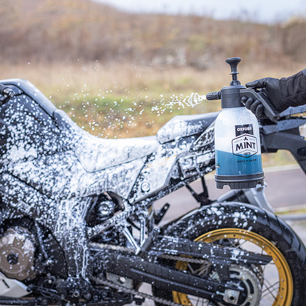 oxford-product_mint-cleaning-products_snow-foam-spray-bottle_lifestyle2.jpg