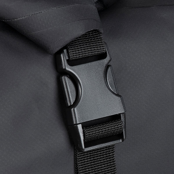 oxford_acessories_aqua-d50-waterproof-duffle-bag_detail5_lifestyle.jpg