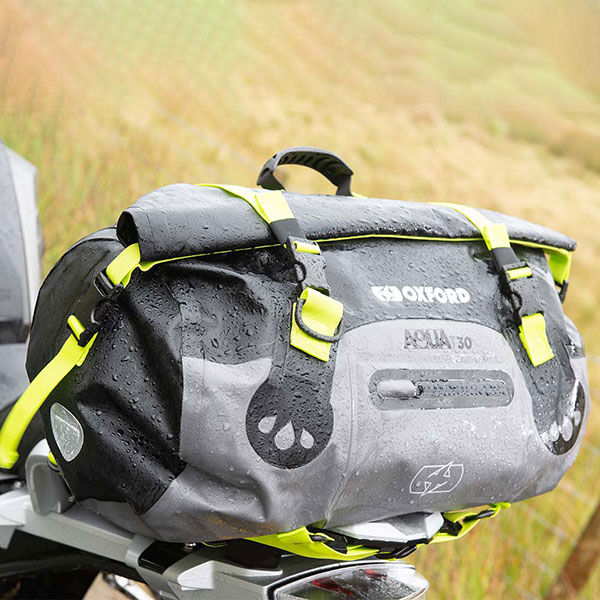 oxford_aqua_t30_roll-bag_black_grey_fluo_lifestyle2.jpg