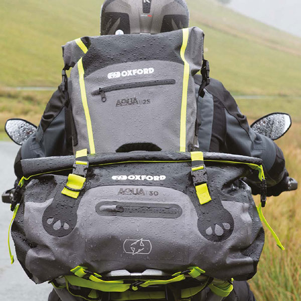 oxford_aqua_t30_roll-bag_black_grey_fluo_lifestyle3.jpg
