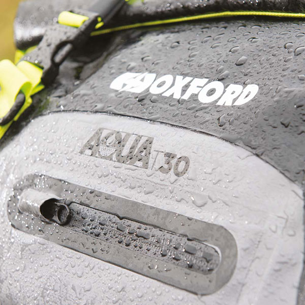 oxford_aqua_t30_roll-bag_black_grey_fluo_lifestyle4.jpg