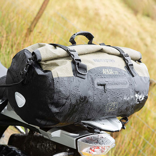 oxford_aqua_t30_roll-bag_khaki_black_lifestyle2.jpg
