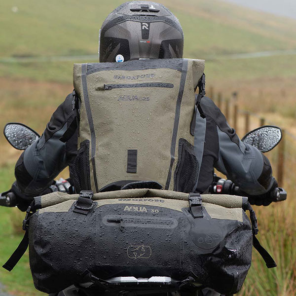 oxford_aqua_t30_roll-bag_khaki_black_lifestyle3.jpg
