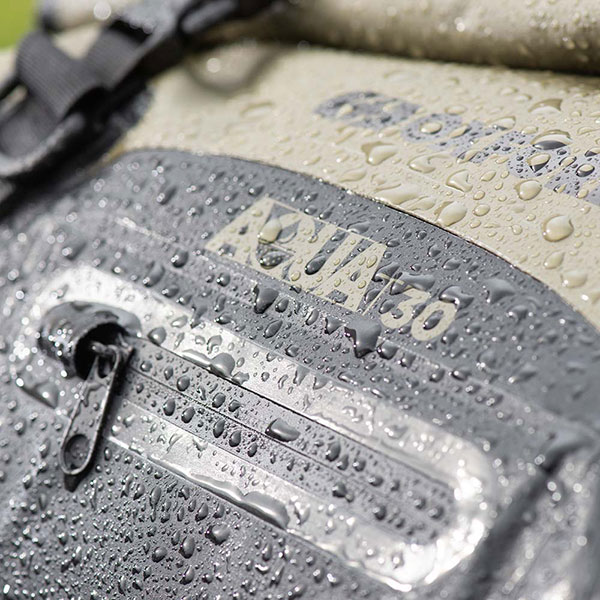 oxford_aqua_t30_roll-bag_khaki_black_lifestyle4.jpg
