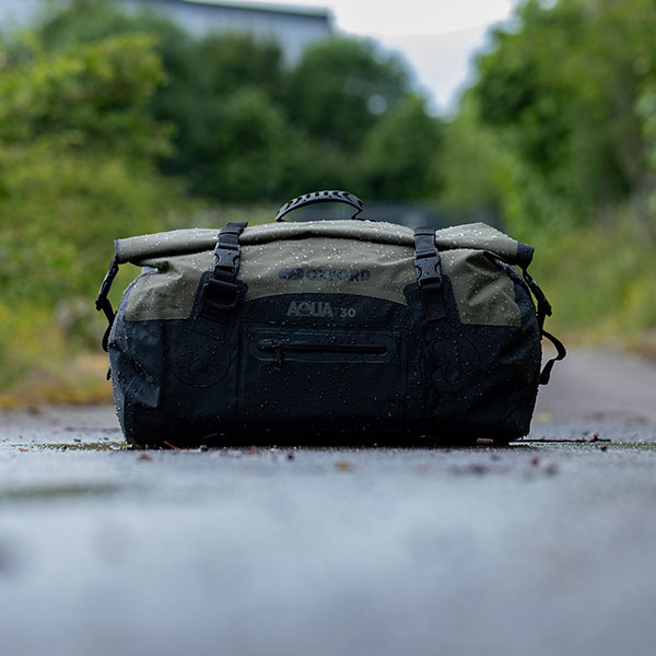 oxford_aqua_t30_roll-bag_khaki_lifestyle1.jpg