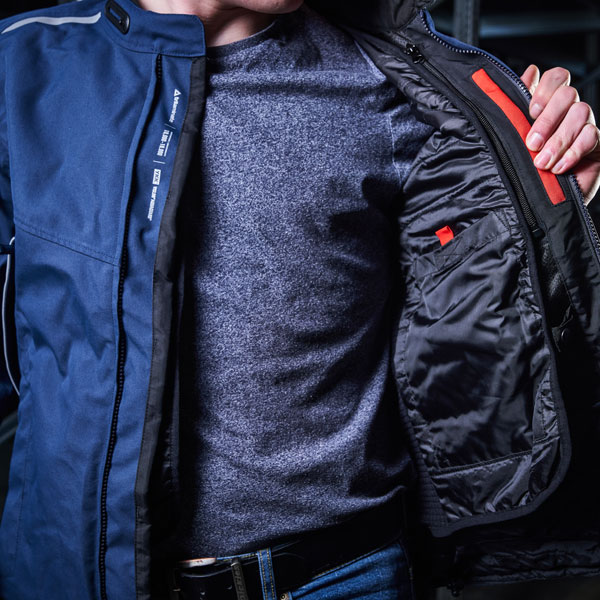 oxford_jacket_textile_hinterland_blue-black_lifestyle3.jpg