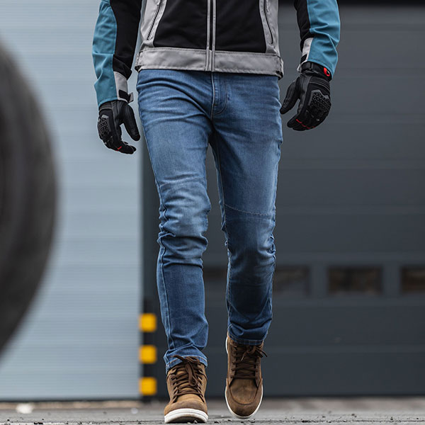 oxford_jeans_original-approved-aa-slim-fit_mid-blue_lifestyle1.jpg