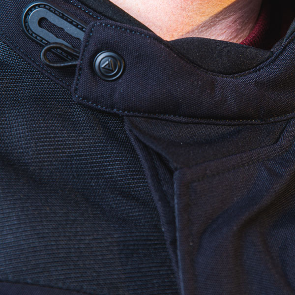oxford_ladies_jacket_textile_mondial_black_lifestyle10.jpg