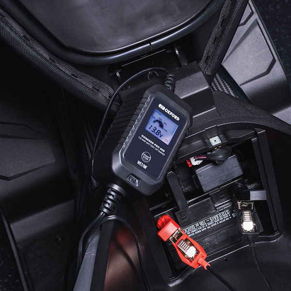 oxford_motorcycle-battery-charger_oximiser-pro-900_lifestyle1.jpg