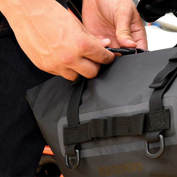oxford_soft-luggage_aqua-p32-panniers_black_lifestyle2.jpg