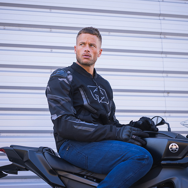 oxford_textile_jacket_omega-1.0_air_black-camo_lifestyle1.jpg
