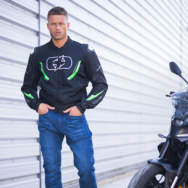 oxford_textile_jacket_omega-1.0_air_black-green_lifestyle1.jpg