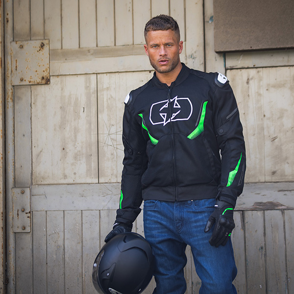 oxford_textile_jacket_omega-1.0_air_black-green_lifestyle2.jpg