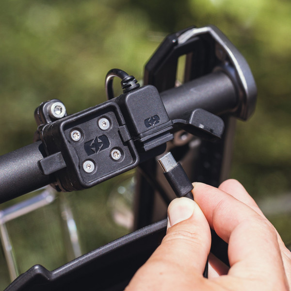 oxford_usb_type_c_phone_holder_detail1.jpg