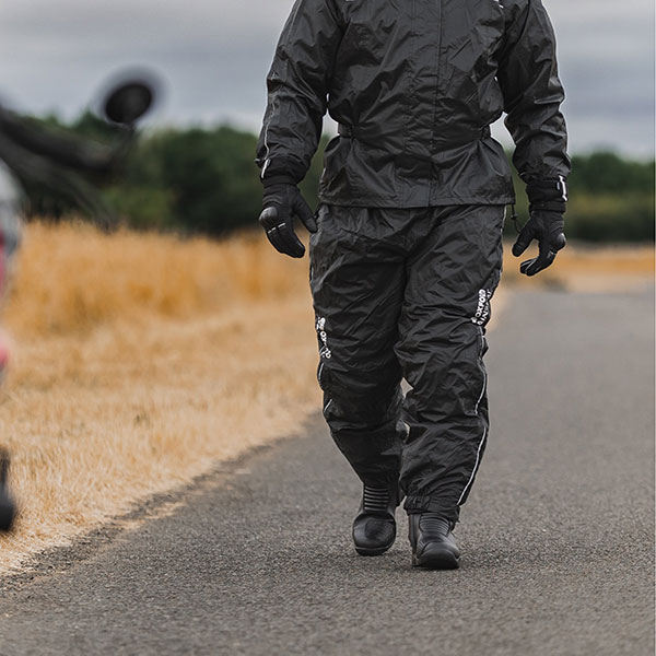 oxford_waterproofs_rainseal-over-trousers_black_lifestyle3.jpg