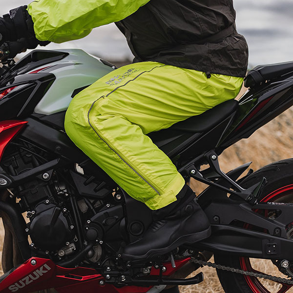 oxford_waterproofs_rainseal-over-trousers_fluo_lifestyle1.jpg