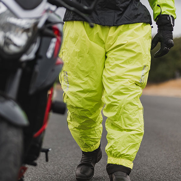 oxford_waterproofs_rainseal-over-trousers_fluo_lifestyle3.jpg