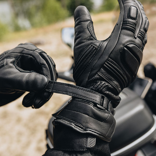 ozone_touring-ii-leather-gloves_black_lifestyle2.jpg