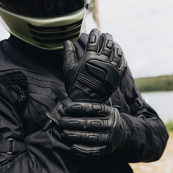 ozone_touring-ii-leather-gloves_black_lifestyle3.jpg
