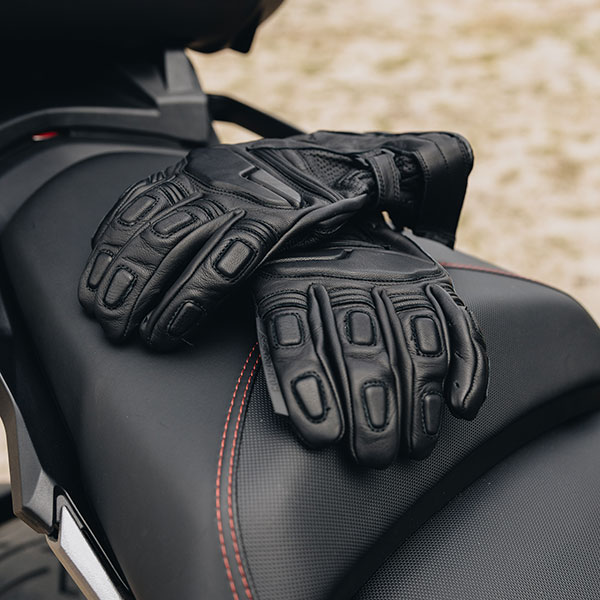 ozone_touring-ii-leather-gloves_black_lifestyle4.jpg