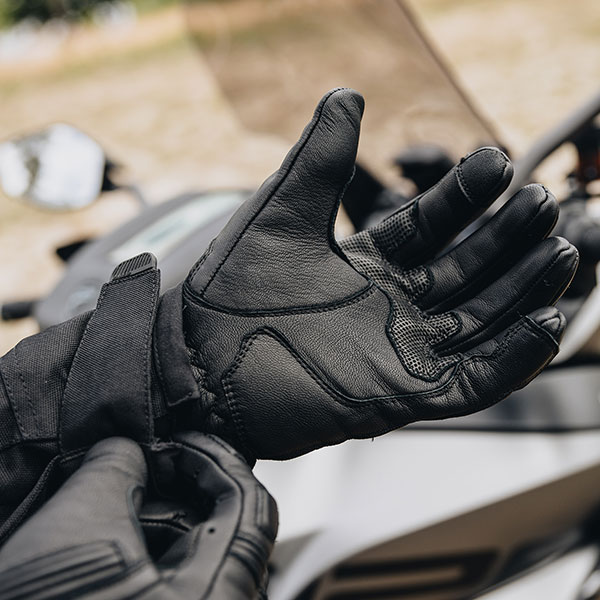 ozone_touring-ii-leather-gloves_black_lifestyle5.jpg