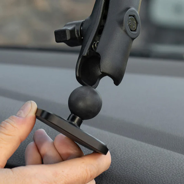 peak-design_car-charging-mount-1-inch_lifestyle1.jpg