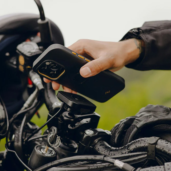 peak-design_mobile-phone-case_gnar_iphone16-pro-max_lifestyle2.jpg