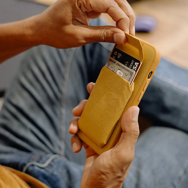peak-design_mobile-slim-wallet_lifestyle1.jpg
