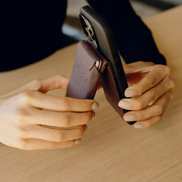 peak-design_mobile-stand-wallet_lifestyle1.jpg