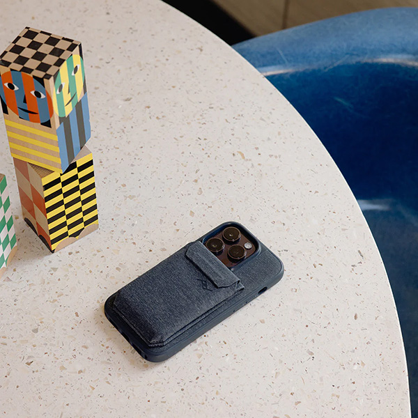 peak-design_mobile-stand-wallet_lifestyle2.jpg