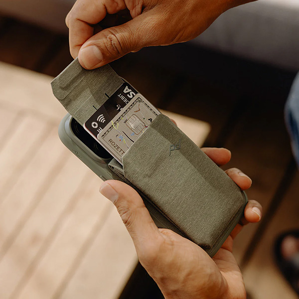 peak-design_mobile-stand-wallet_lifestyle4.jpg