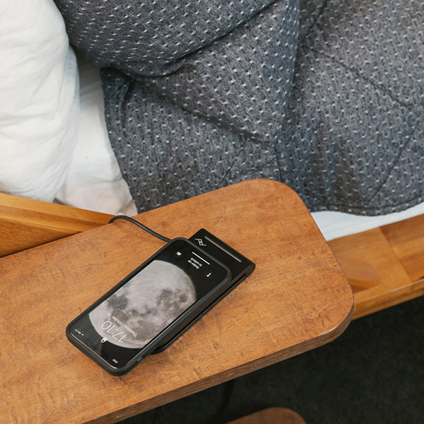 peak-design_mobile-wireless-charging-stand_lifestyle2.jpg