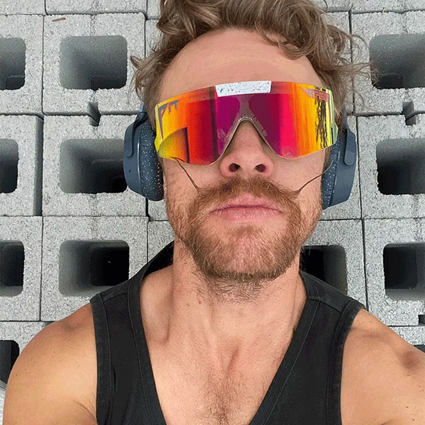 pit-viper_sunglasses_the-heater-polarized-flip-off_lifestyle1.jpg