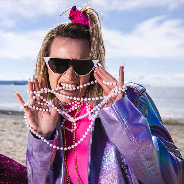 pit-viper_sunglasses_the-pearl_showroom_lifestyle1.jpg