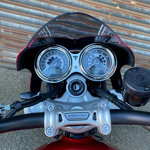 pyramid-fly-screen-red-hopper-scheme-triumph-speed-twin-1200-2019current_lifestyle2.jpg