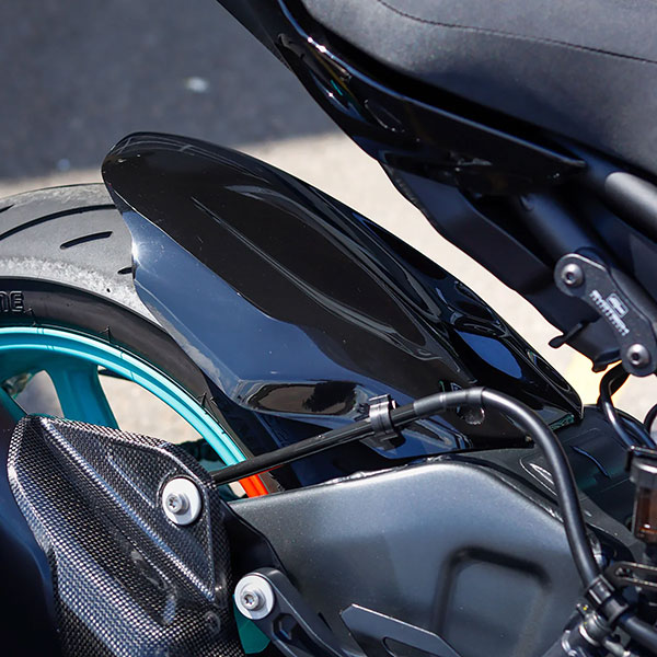 pyramid-hugger-black-gloss-yamaha-mt-10-2016current_lifestyle1.jpg