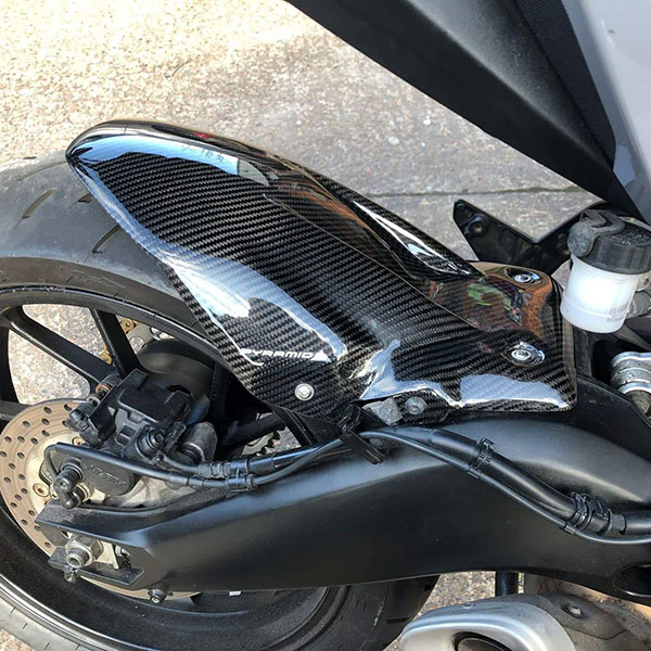 pyramid-hugger-carbon-yamaha-tracer-900-20182020_lifestyle1.jpg