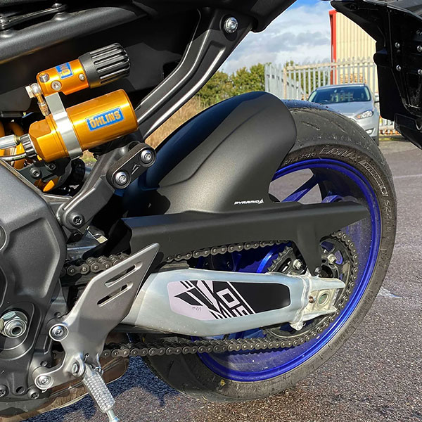 pyramid-hugger-icon-blue-colours-yamaha-mt-09-2022_lifesrtyle1.jpg