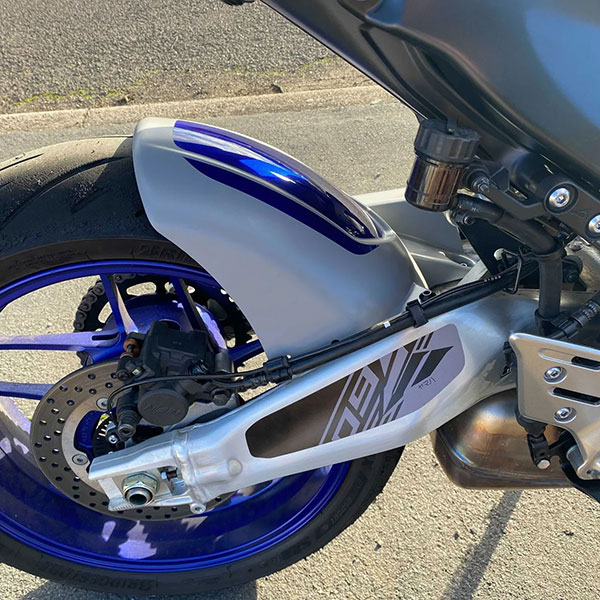 pyramid-hugger-icon-blue-yamaha-mt-09-20212023_lifestyle1.jpg