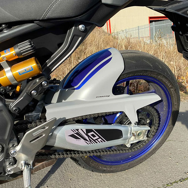 pyramid-hugger-icon-blue-yamaha-mt-09-20212023_lifestyle2.jpg