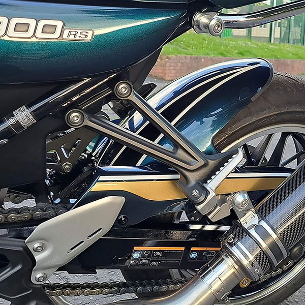 pyramid-hugger-metallic-bluegold-candytone-bluegold-kawasaki-z-900-rs-2022current_lifestyle1.jpg